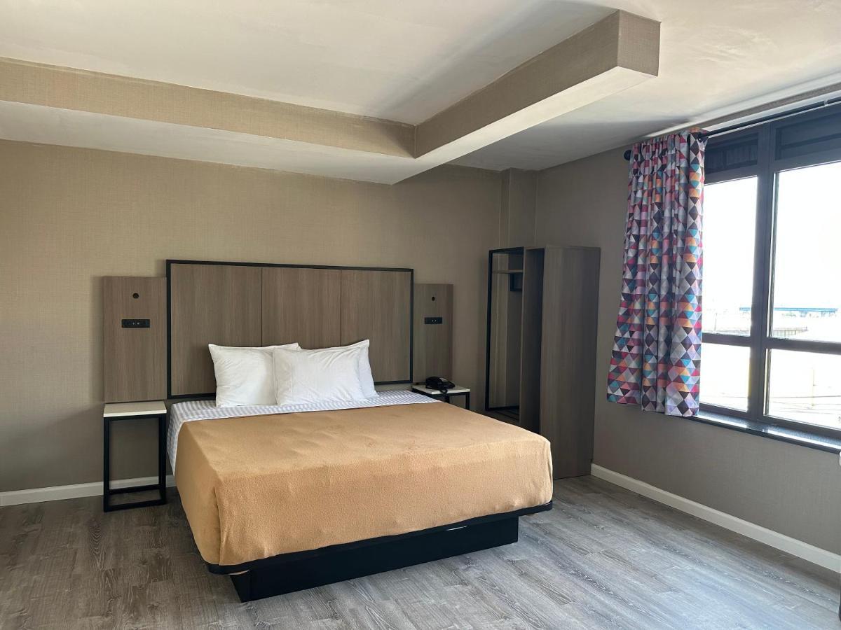 Regal Inn & Suites New York Laguardia Hotel Экстерьер фото