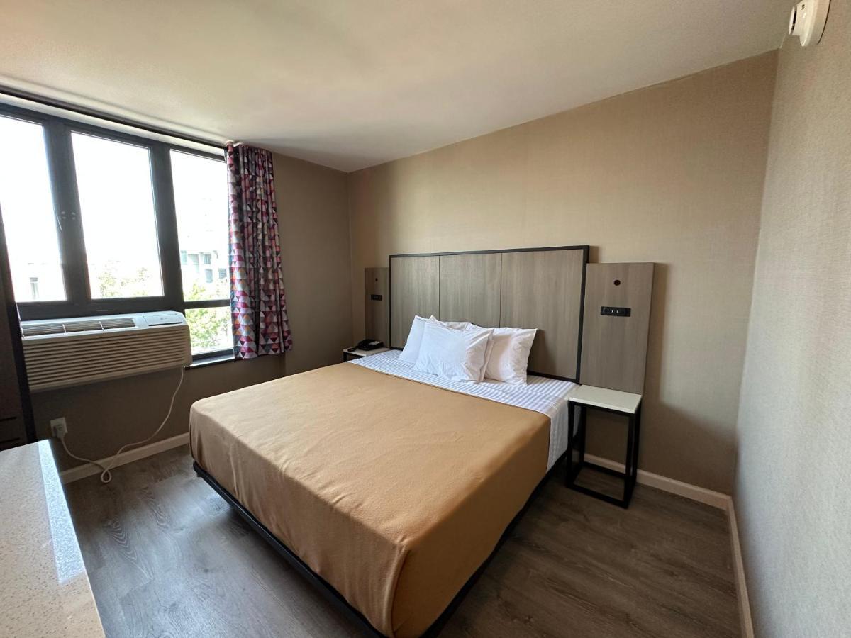 Regal Inn & Suites New York Laguardia Hotel Экстерьер фото