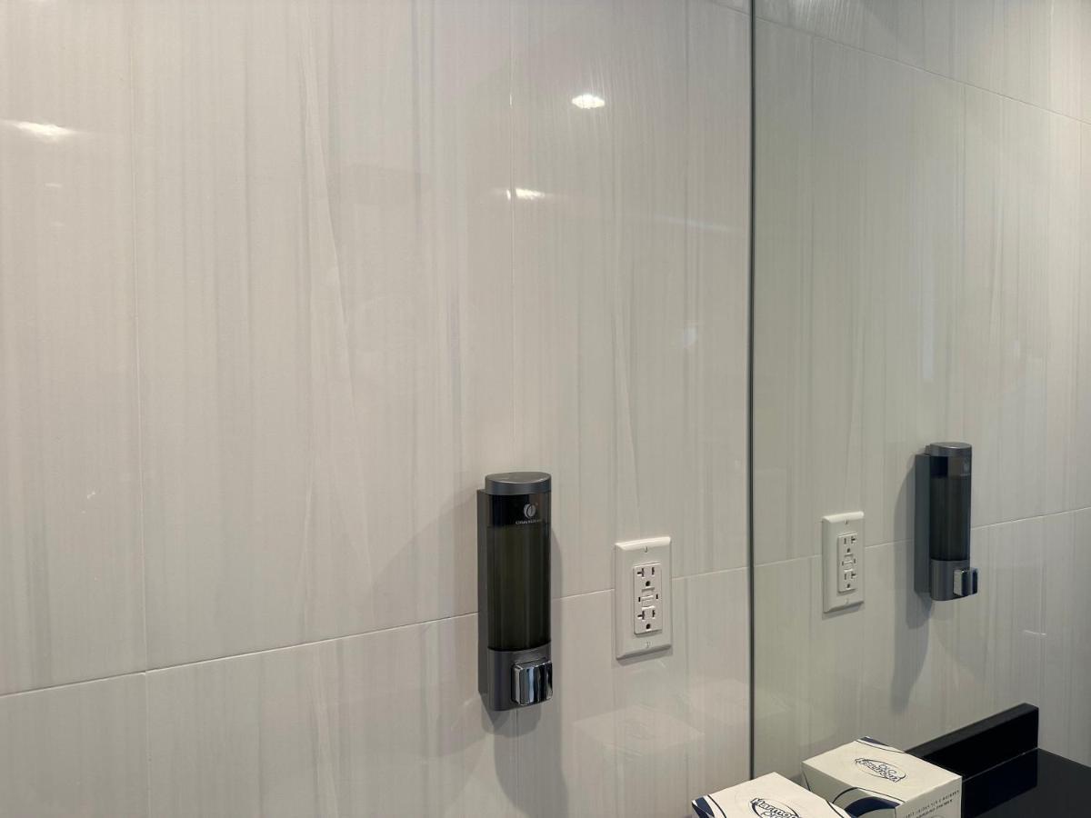 Regal Inn & Suites New York Laguardia Hotel Экстерьер фото